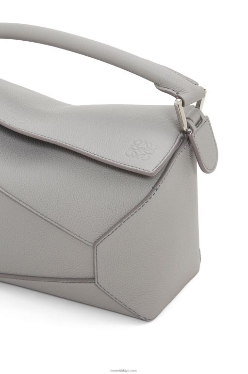 Loewe yumuşak taneli dana derisinden küçük yapboz kenarlı çanta 02600366 kadınlar inci grisi