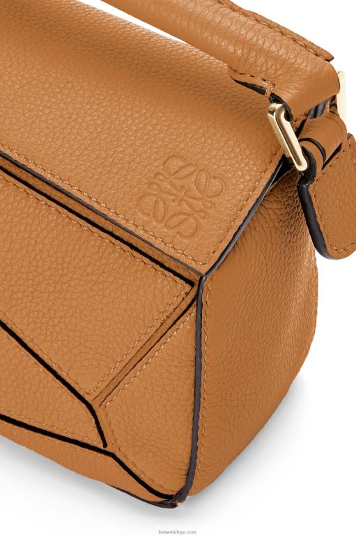 Loewe yumuşak taneli dana derisinden mini yapboz çanta 02600299 kadınlar hafif karamel
