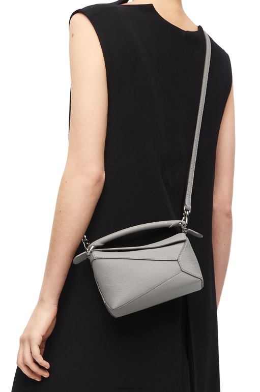Loewe yumuşak taneli dana derisinden mini yapboz kenar çantası 02600198 kadınlar inci grisi