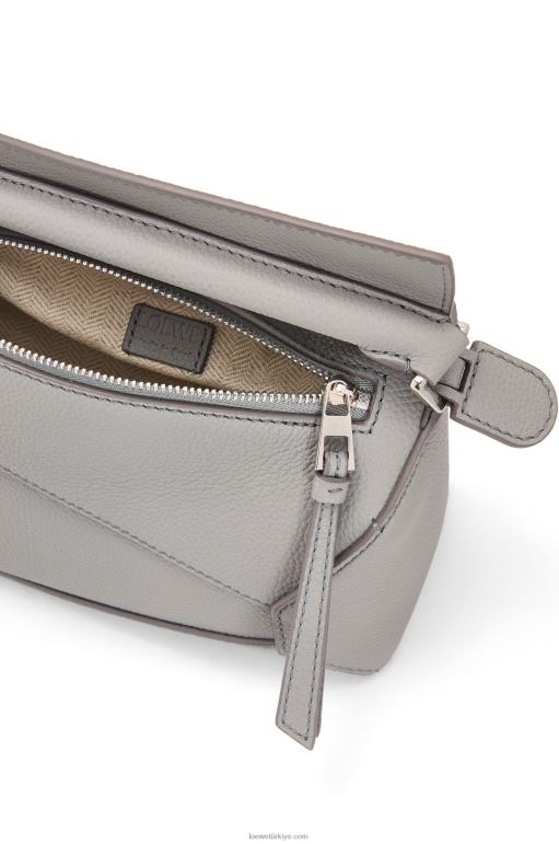 Loewe yumuşak taneli dana derisinden mini yapboz kenar çantası 02600198 kadınlar inci grisi