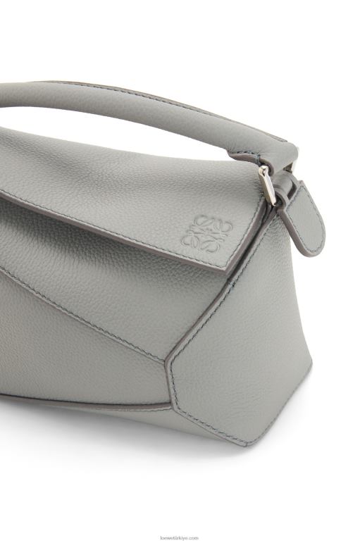 Loewe yumuşak taneli dana derisinden mini yapboz kenar çantası 02600198 kadınlar inci grisi
