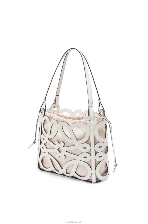 Loewe kutuda küçük anagram kesip tote dana derisi 02600187 kadınlar açık beyaz