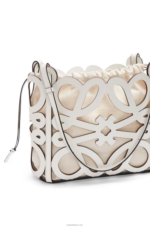 Loewe kutuda küçük anagram kesip tote dana derisi 02600187 kadınlar açık beyaz