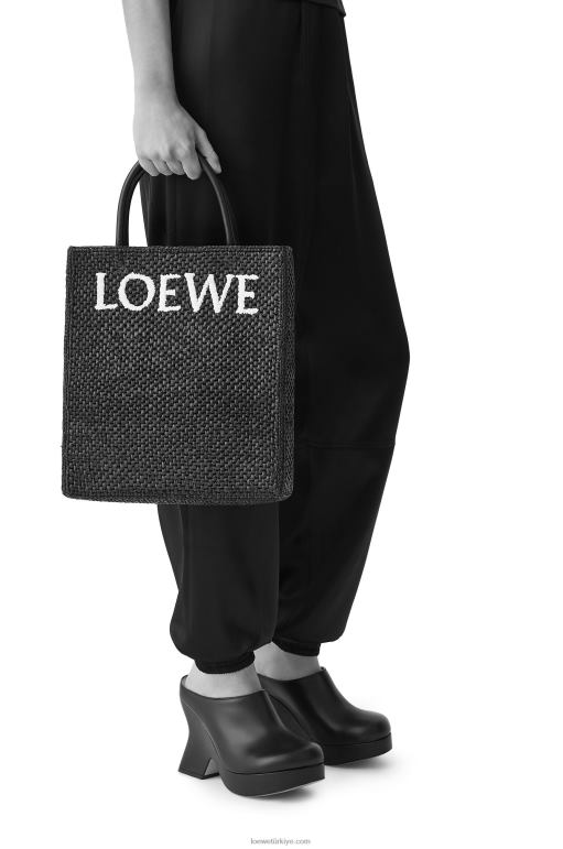 Loewe rafyada standart a4 tote çanta 0260075 kadınlar doğal/siyah
