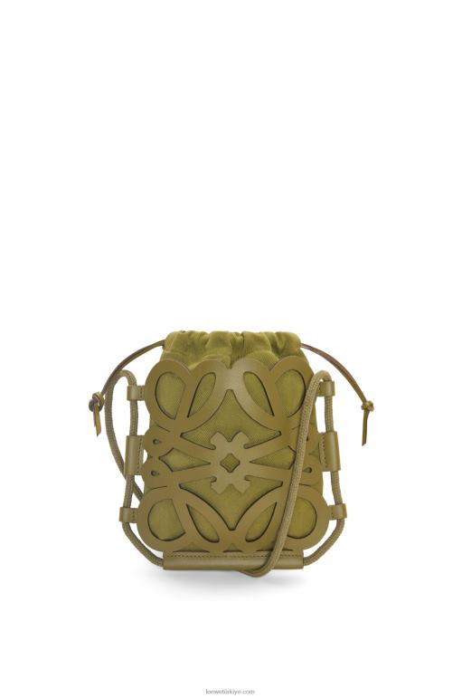 Loewe klasik dana derisi ve kanvas anagram kesim çapraz askı 02600226 kadınlar zeytin