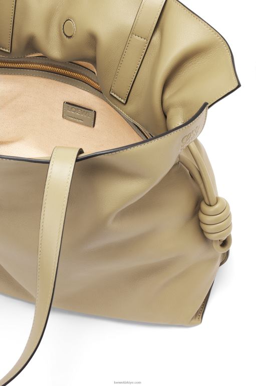 Loewe Nappa dana derisinden büyük flamenko debriyajı 02600423 kadınlar kil yeşili