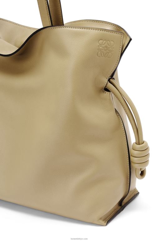 Loewe Nappa dana derisinden büyük flamenko debriyajı 02600423 kadınlar kil yeşili