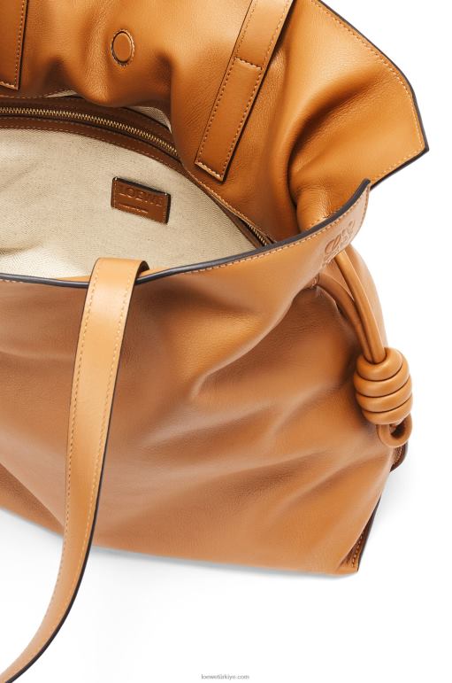 Loewe Nappa dana derisinden büyük flamenko debriyajı 02600425 kadınlar sıcak çöl