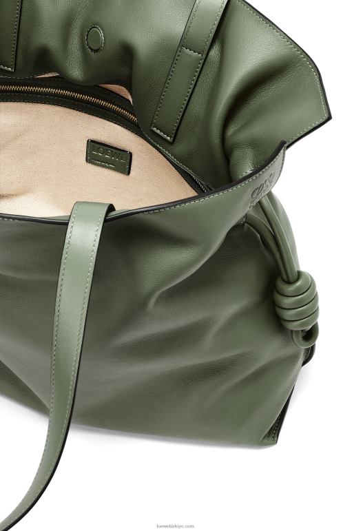 Loewe Nappa dana derisinden büyük flamenko debriyajı 02600429 kadınlar eski haki