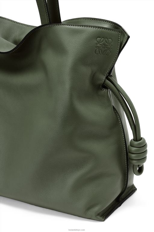 Loewe Nappa dana derisinden büyük flamenko debriyajı 02600429 kadınlar eski haki