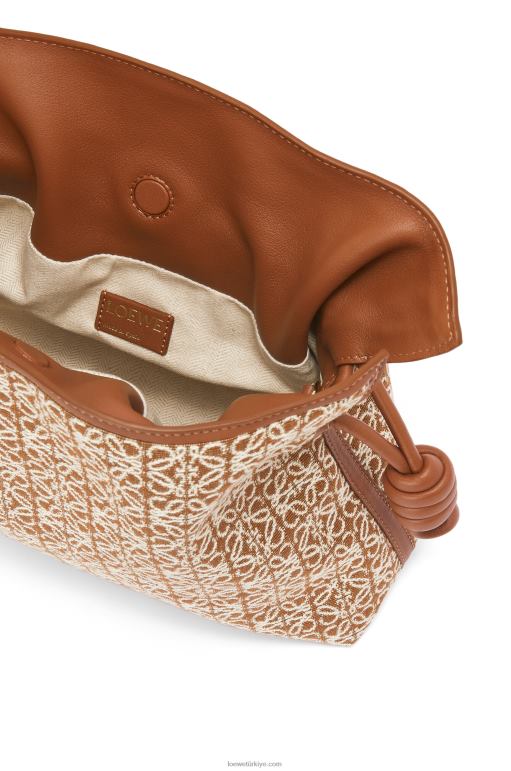 Loewe anagram jakarlı ve dana derisinden flamenko debriyajı 02600486 kadınlar bronzluk / ceviz