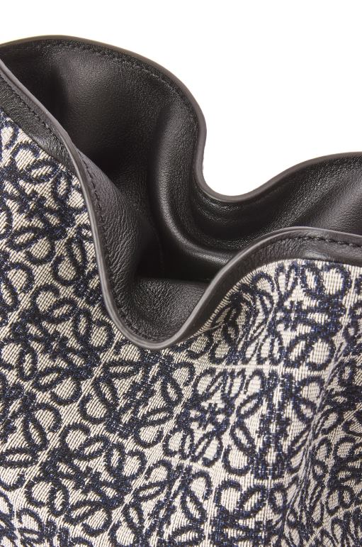 Loewe anagram jakarlı ve dana derisinden mini flamenko debriyajı 02600292 kadınlar lacivert/siyah