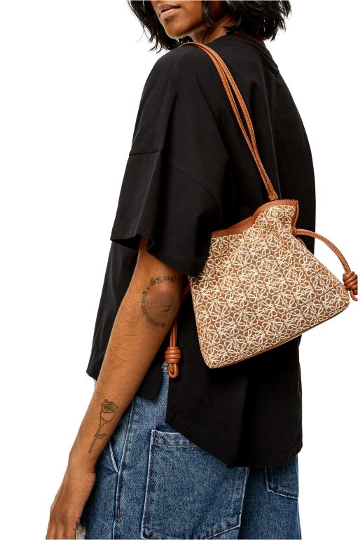 Loewe anagram jakarlı ve dana derisinden mini flamenko debriyajı 02600310 kadınlar bronzluk / ceviz