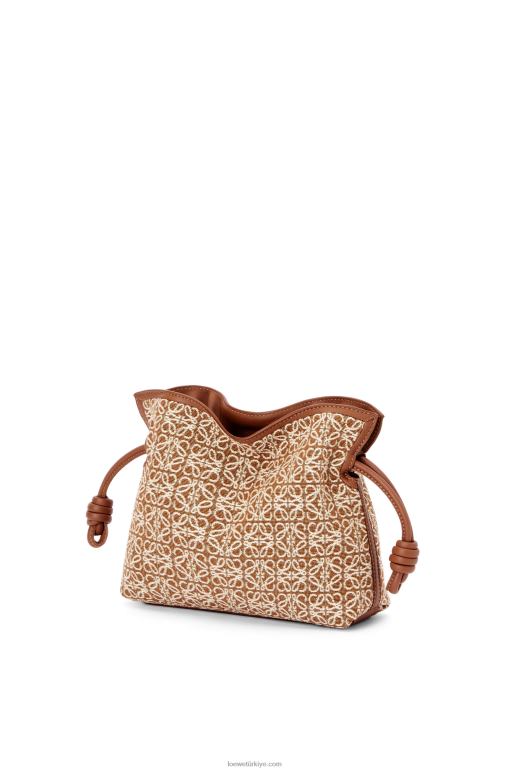Loewe anagram jakarlı ve dana derisinden mini flamenko debriyajı 02600310 kadınlar bronzluk / ceviz