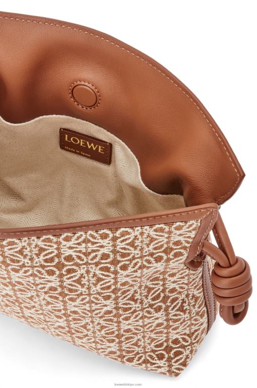 Loewe anagram jakarlı ve dana derisinden mini flamenko debriyajı 02600310 kadınlar bronzluk / ceviz