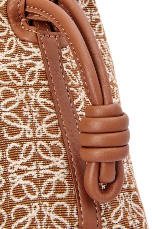 Loewe anagram jakarlı ve dana derisinden mini flamenko debriyajı 02600310 kadınlar bronzluk / ceviz