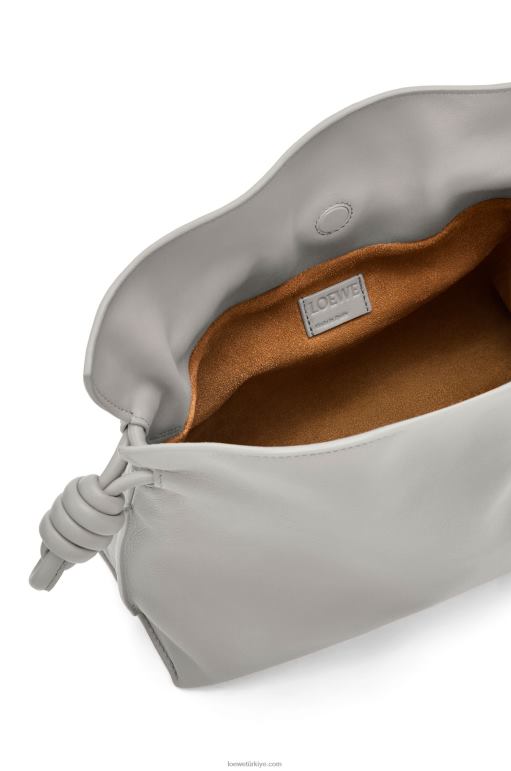 Loewe napa dana derisinden flamenko debriyajı 02600358 kadınlar inci grisi