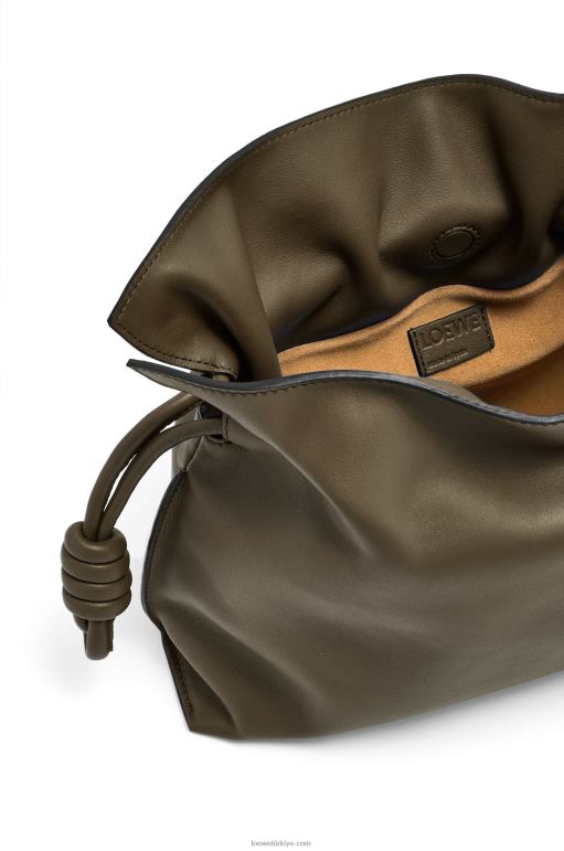 Loewe napa dana derisinden flamenko debriyajı 02600359 kadınlar koyu haki yeşil