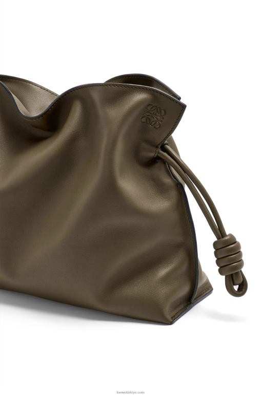 Loewe napa dana derisinden flamenko debriyajı 02600359 kadınlar koyu haki yeşil