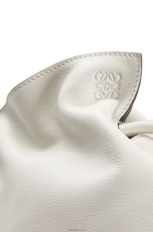 Loewe napa dana derisinden flamenko debriyajı 02600390 kadınlar açık beyaz