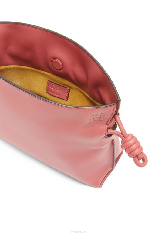 Loewe napa dana derisinden flamenko debriyajı 02600447 kadınlar şeftali çiçeği