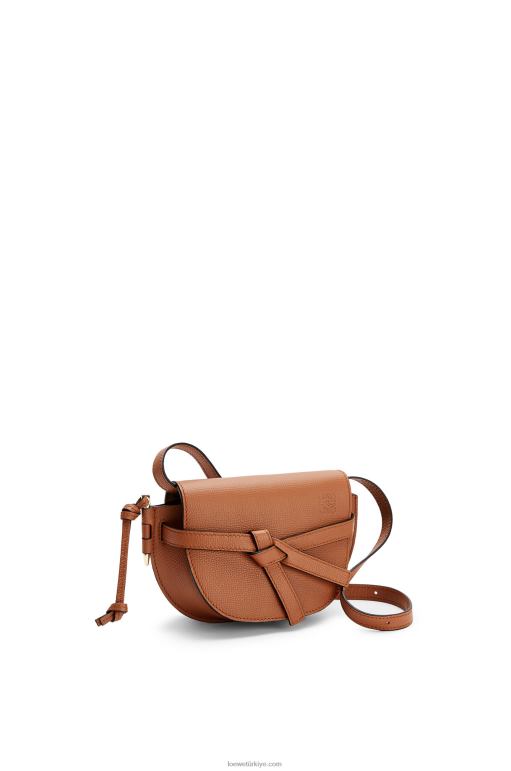 Loewe Çakıl taneli dana derisinden mini kapı ikili çanta 02600237 kadınlar bronzlaşmak