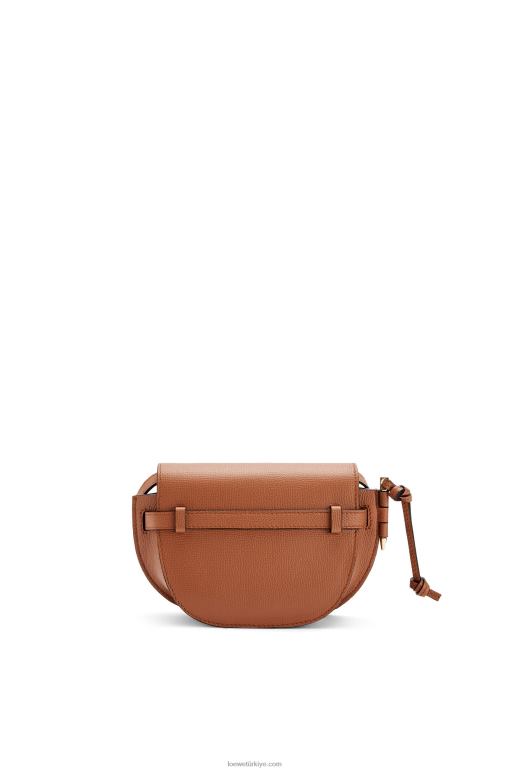 Loewe Çakıl taneli dana derisinden mini kapı ikili çanta 02600237 kadınlar bronzlaşmak