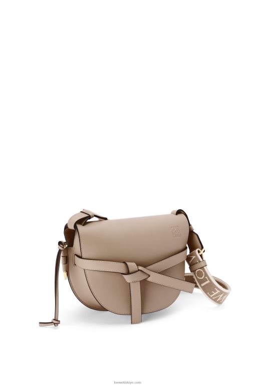 Loewe yumuşak dana derisi ve jakarlı küçük kapı çantası 02600255 kadınlar kum