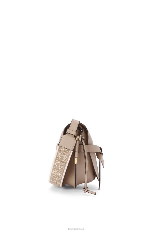 Loewe yumuşak dana derisi ve jakarlı küçük kapı çantası 02600255 kadınlar kum