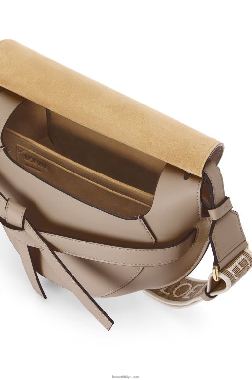 Loewe yumuşak dana derisi ve jakarlı küçük kapı çantası 02600255 kadınlar kum