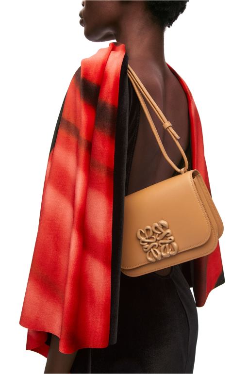 Loewe ipek dana derisinden küçük goya çantası 02600455 kadınlar sıcak çöl