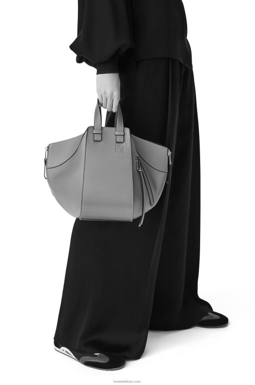 Loewe çakıl taneli dana derisinden küçük hamak çantası 02600515 kadınlar hafif hayalet