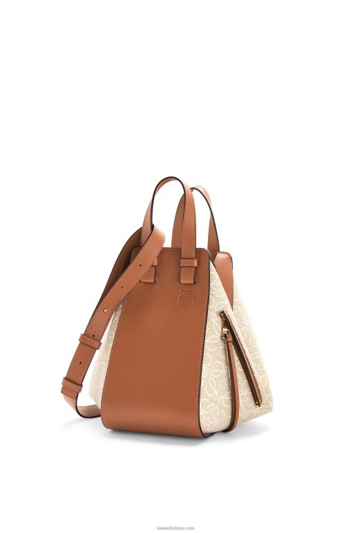 Loewe anagram jakarlı ve dana derisinden küçük hamak çantası 02600523 kadınlar ekru/ten rengi