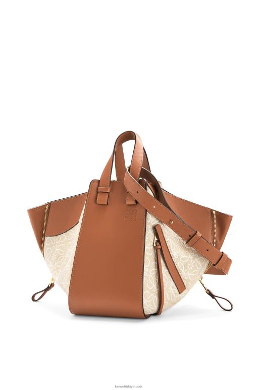 Loewe anagram jakarlı ve dana derisinden küçük hamak çantası 02600523 kadınlar ekru/ten rengi