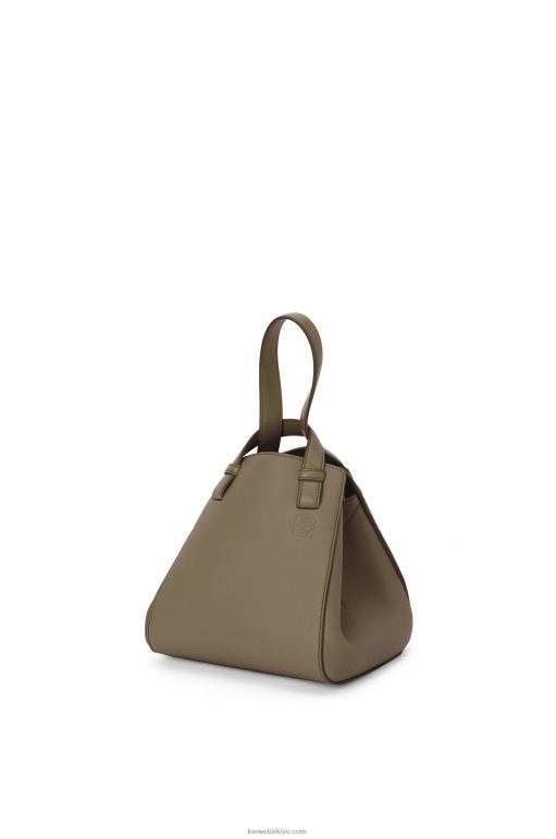 Loewe yumuşak taneli dana derisinden hamak nugget çantası 02600500 kadınlar defne yeşili