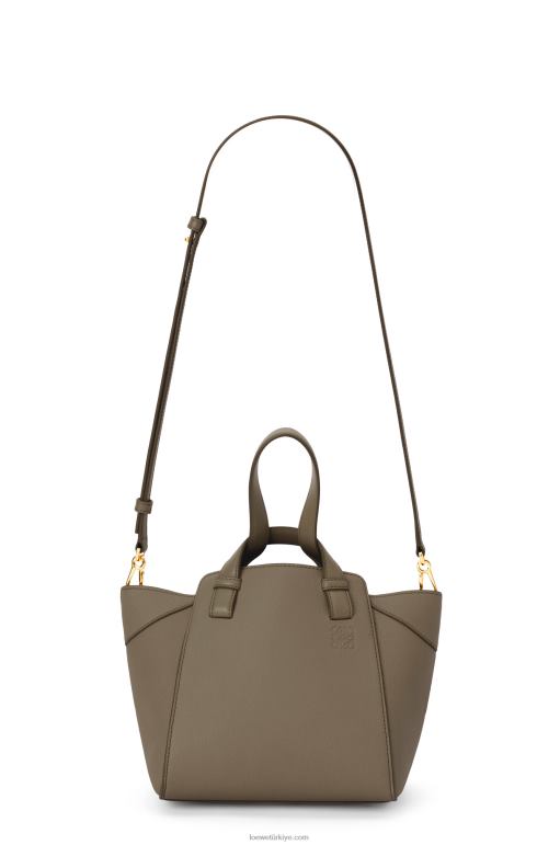 Loewe yumuşak taneli dana derisinden hamak nugget çantası 02600500 kadınlar defne yeşili