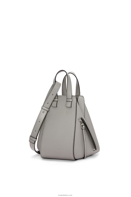 Loewe yumuşak taneli dana derisinden küçük hamak çanta 02600434 kadınlar inci grisi