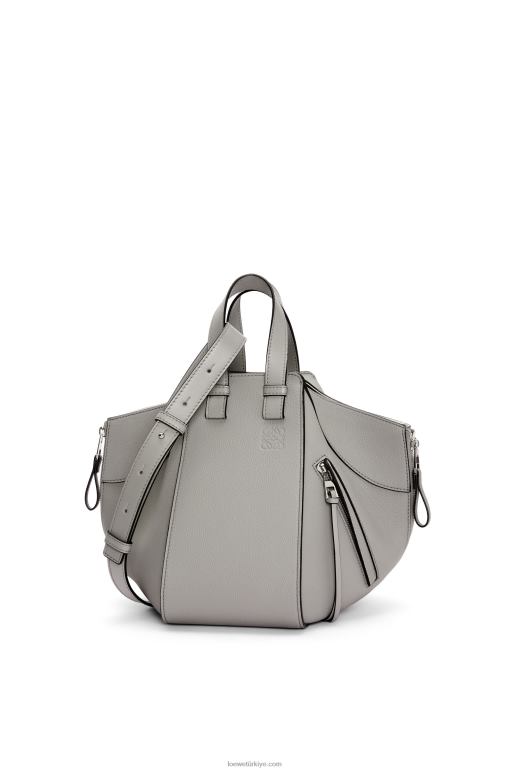 Loewe yumuşak taneli dana derisinden küçük hamak çanta 02600434 kadınlar inci grisi