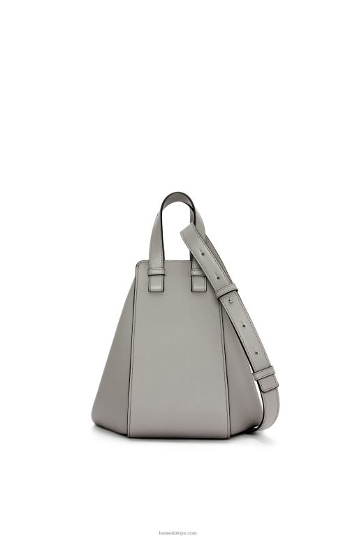 Loewe yumuşak taneli dana derisinden küçük hamak çanta 02600434 kadınlar inci grisi