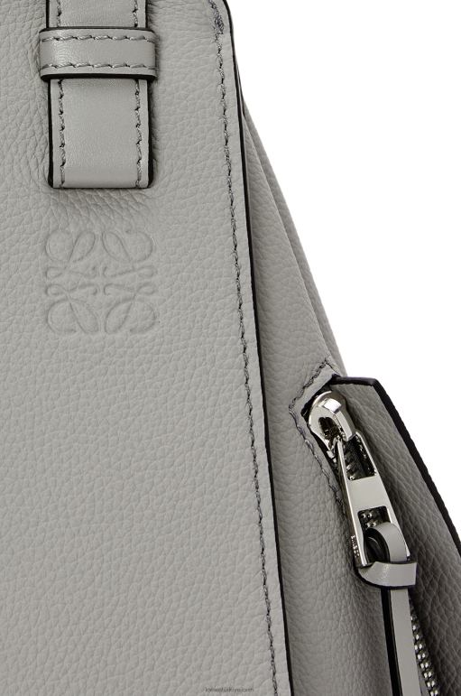 Loewe yumuşak taneli dana derisinden küçük hamak çanta 02600434 kadınlar inci grisi