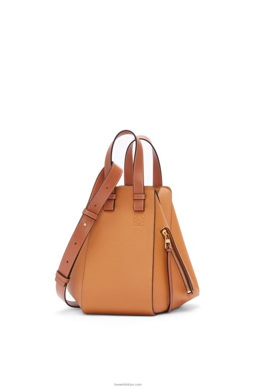 Loewe yumuşak taneli dana derisinden küçük hamak çanta 02600439 kadınlar hafif karamel