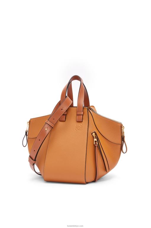 Loewe yumuşak taneli dana derisinden küçük hamak çanta 02600439 kadınlar hafif karamel