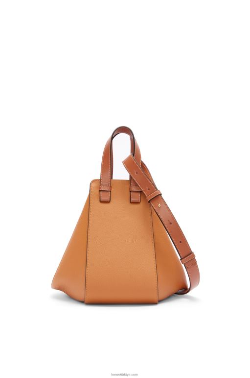 Loewe yumuşak taneli dana derisinden küçük hamak çanta 02600439 kadınlar hafif karamel