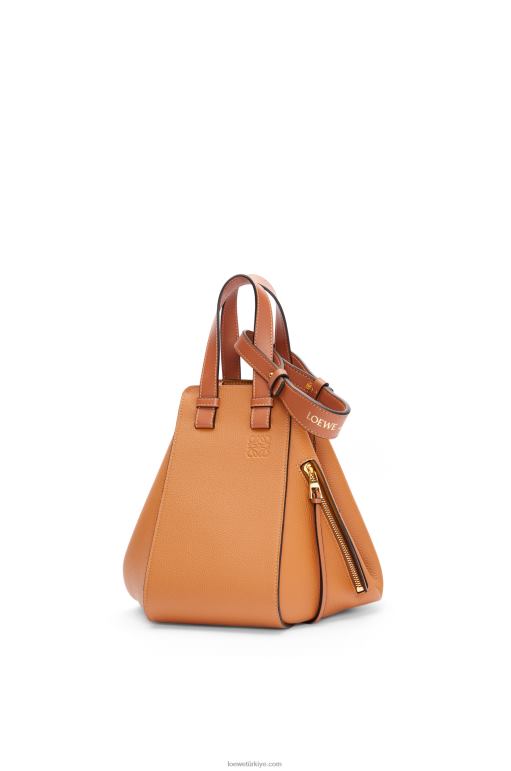 Loewe yumuşak taneli dana derisinden küçük hamak çanta 02600439 kadınlar hafif karamel