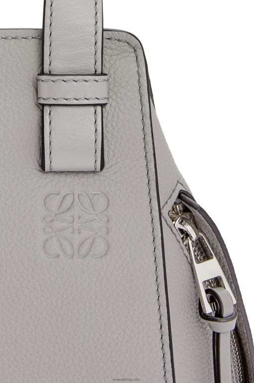 Loewe yumuşak taneli dana derisinden kompakt hamak çantası 02600342 kadınlar inci grisi