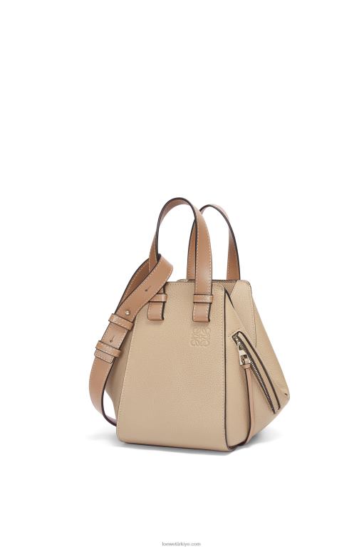 Loewe yumuşak taneli dana derisinden kompakt hamak çantası 02600344 kadınlar kum