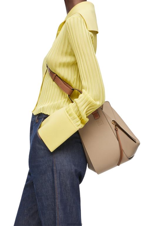 Loewe yumuşak taneli dana derisinden kompakt hamak çantası 02600344 kadınlar kum