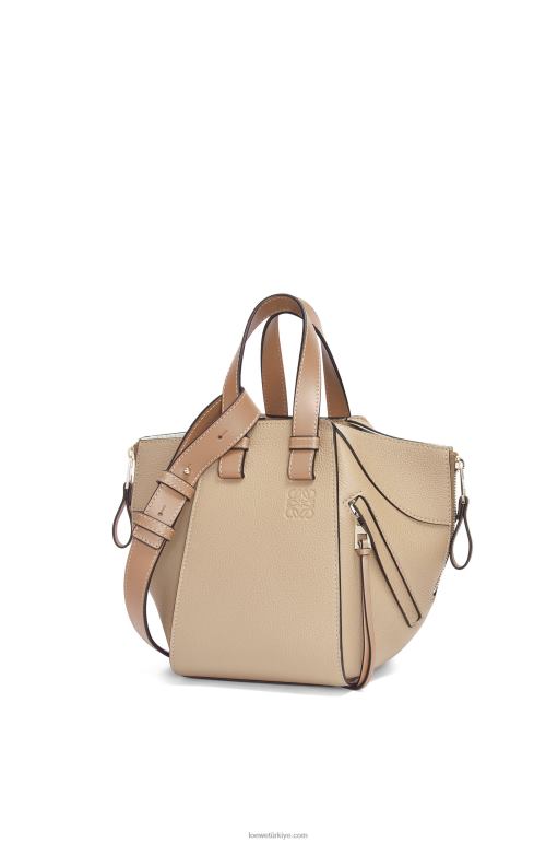 Loewe yumuşak taneli dana derisinden kompakt hamak çantası 02600344 kadınlar kum
