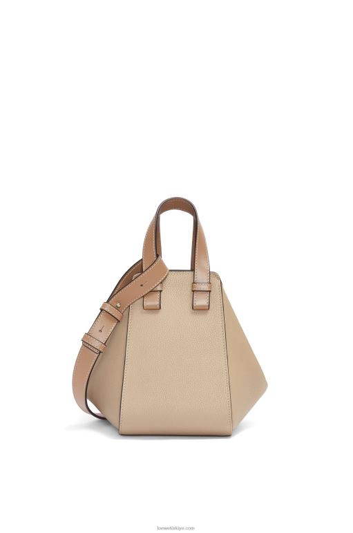 Loewe yumuşak taneli dana derisinden kompakt hamak çantası 02600344 kadınlar kum
