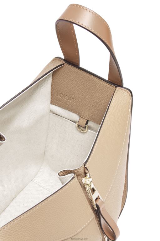 Loewe yumuşak taneli dana derisinden kompakt hamak çantası 02600344 kadınlar kum